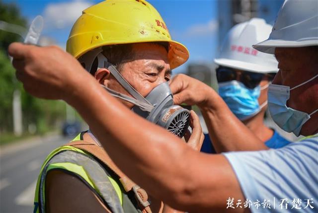 |烈日下的劳动者：光着膀子戴着防毒面具清淤疏捞（组图）