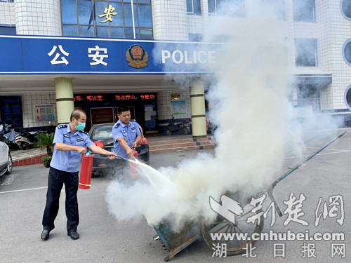 |强技能拉训练 枣阳警方积极开展消防演练