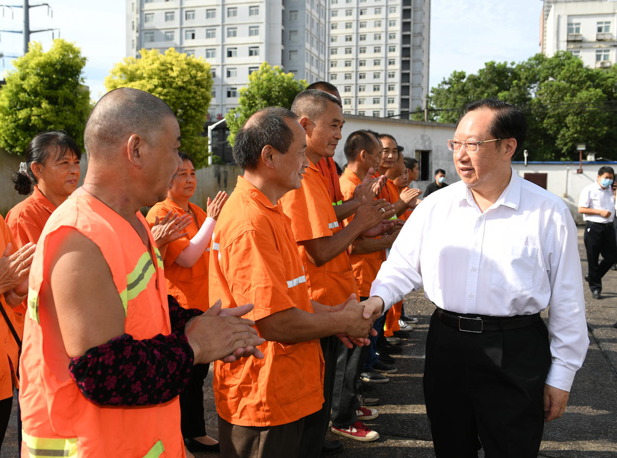 |用心用情关爱广大劳动者！应勇王晓东看望慰问高温下一线劳动者