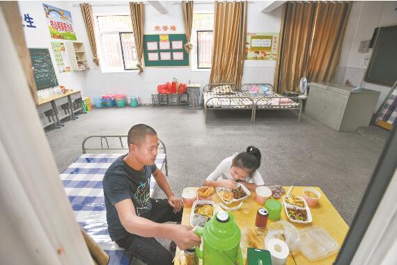 |饭菜送到手上 患病有车接送，武汉防汛安置点给“暂住居民”家的感觉