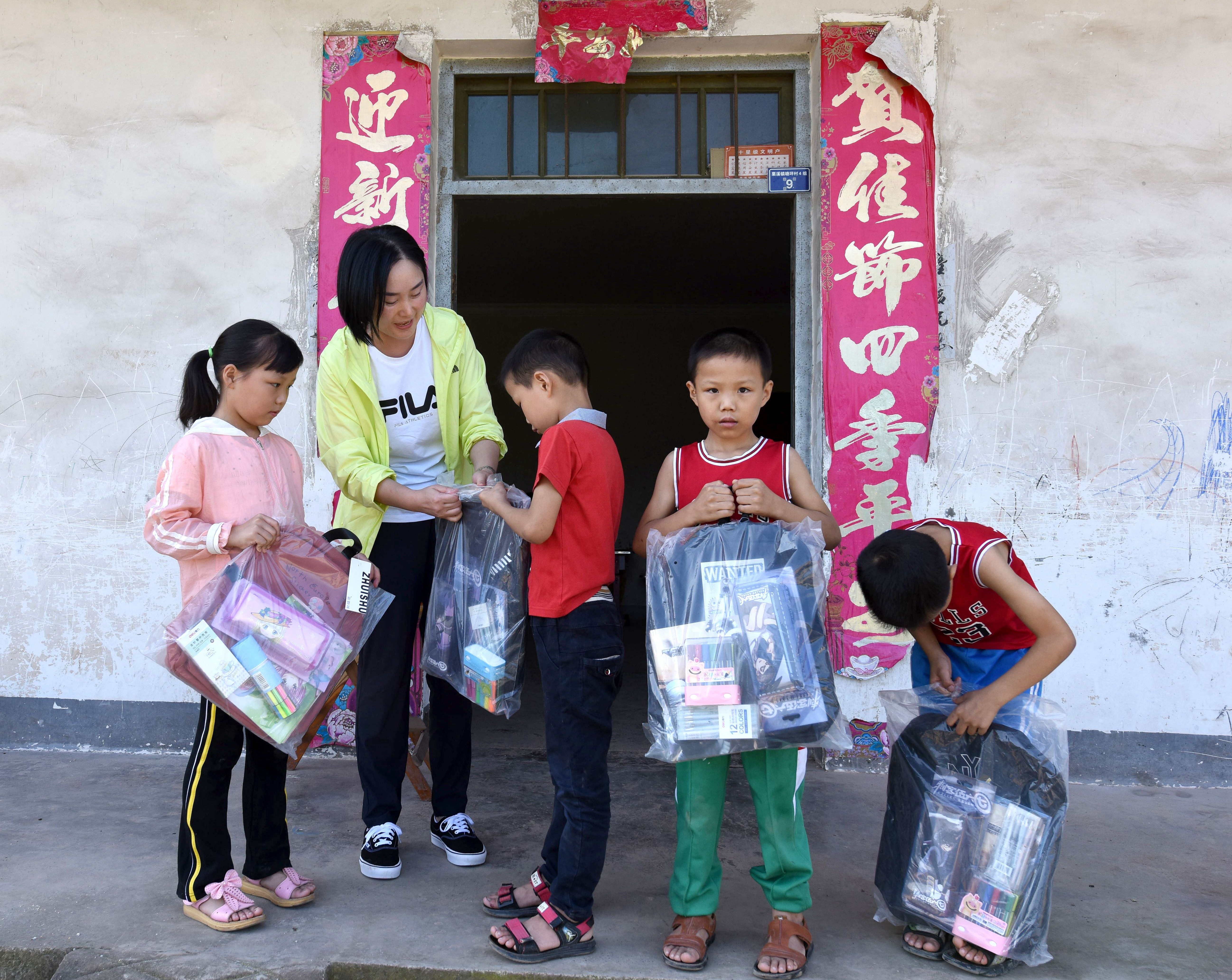 |秋季开学，爱心教师赴山村助学困难四胞胎