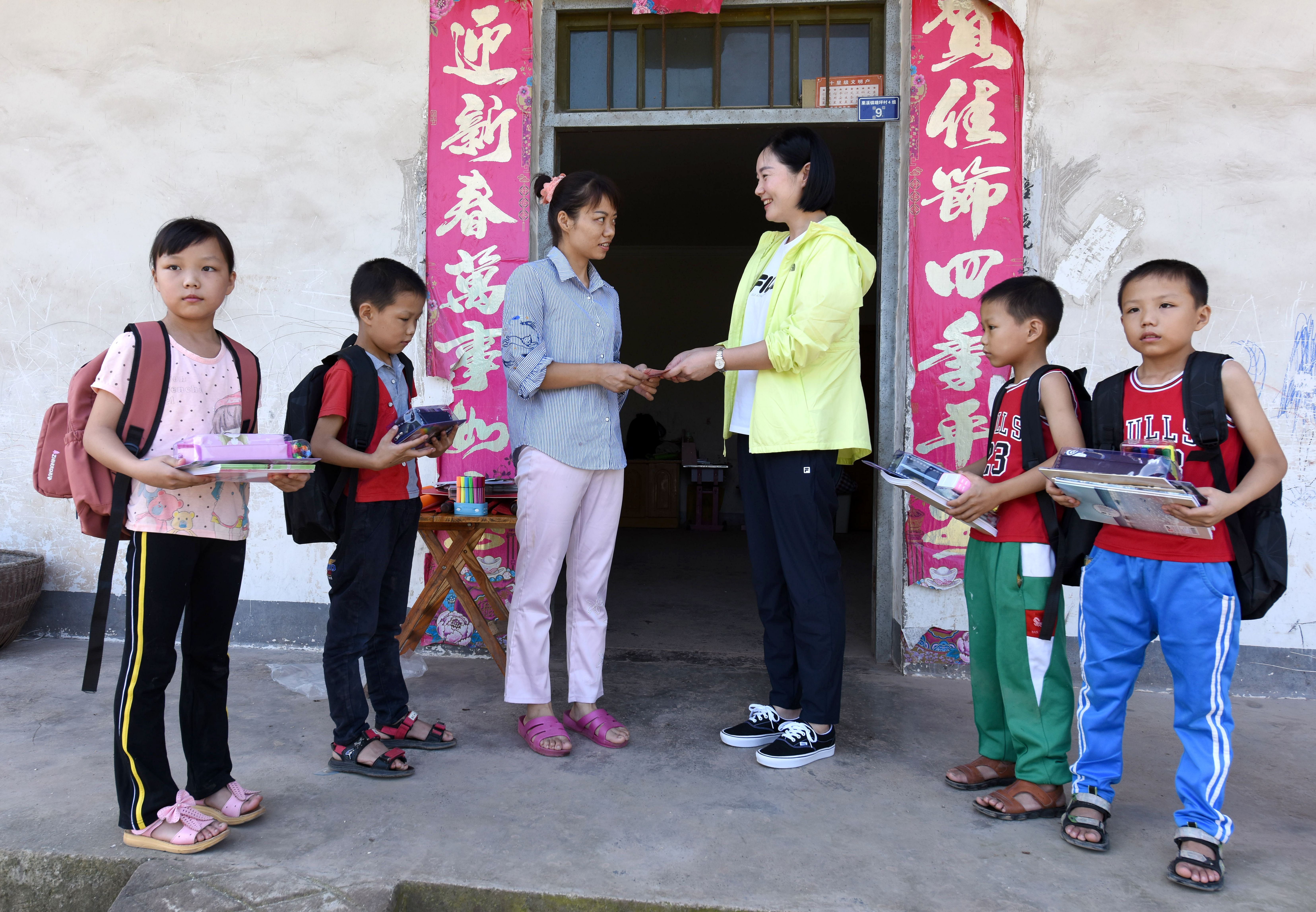 |秋季开学，爱心教师赴山村助学困难四胞胎