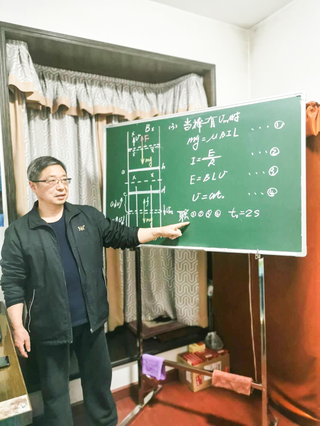 |学生们叫他“余老虎” 老师们称他“备课宝库”“救火队长”连续八年带高三年级