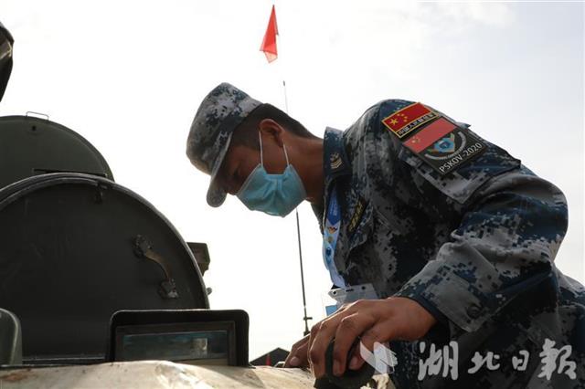 |中国空降兵首次驾驶俄战车完成单车赛