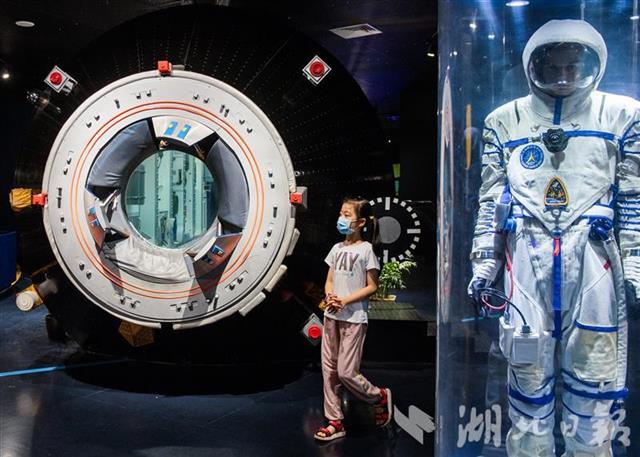 |武汉科技馆里探寻科学奥秘