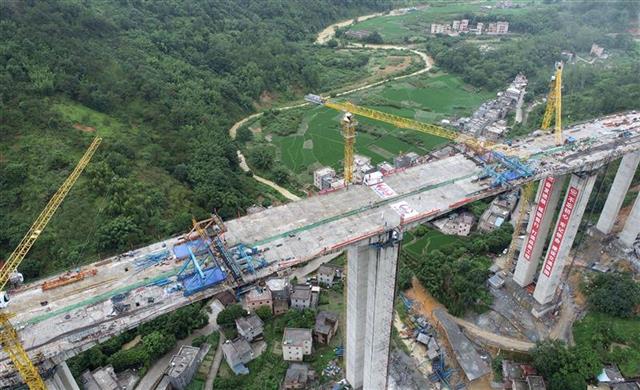 |鄂企力量助力粤西山区发展，云茂高速排步特大桥主桥合龙