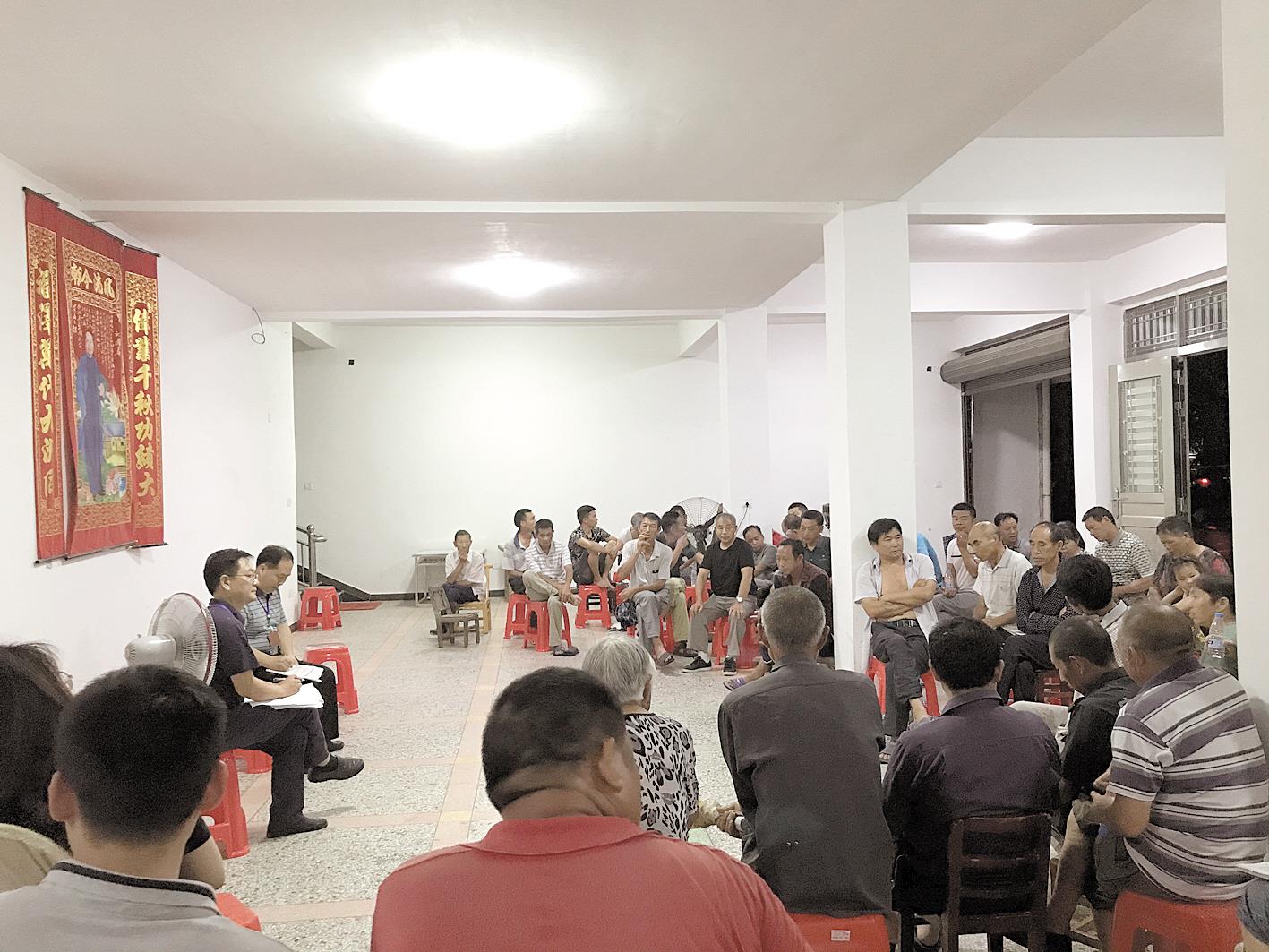 |“屋场夜话”解难题