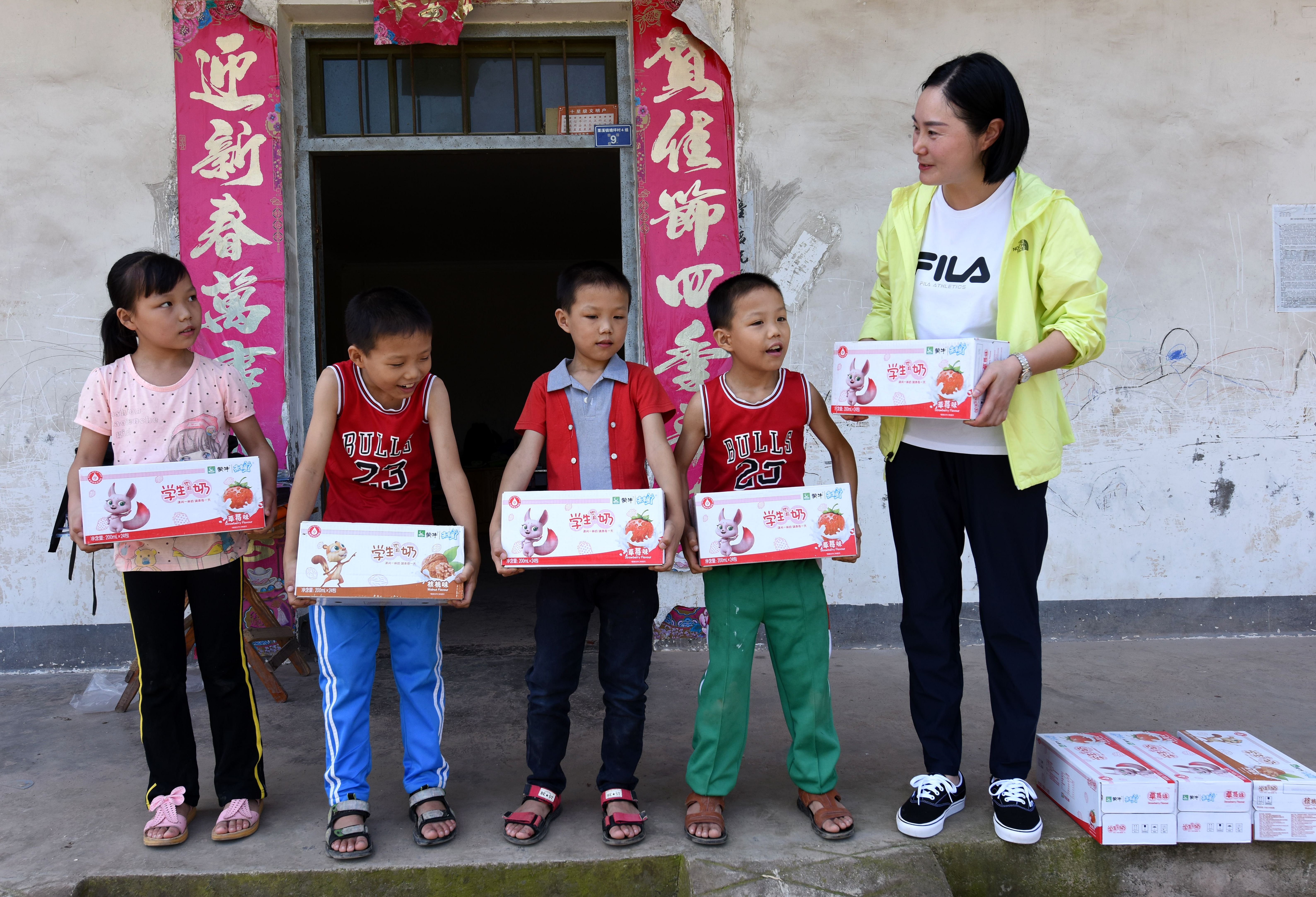 |秋季开学，爱心教师赴山村助学困难四胞胎