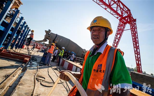 |武阳高速鄂州段首榀箱梁浇筑成功（组图）