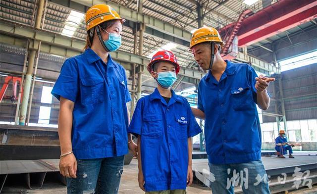 |农民工子女走进父母工作的工地