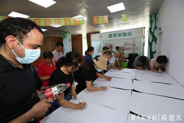 |168件文艺作品挂满社区小广场，居民现场即兴创作致谢群干