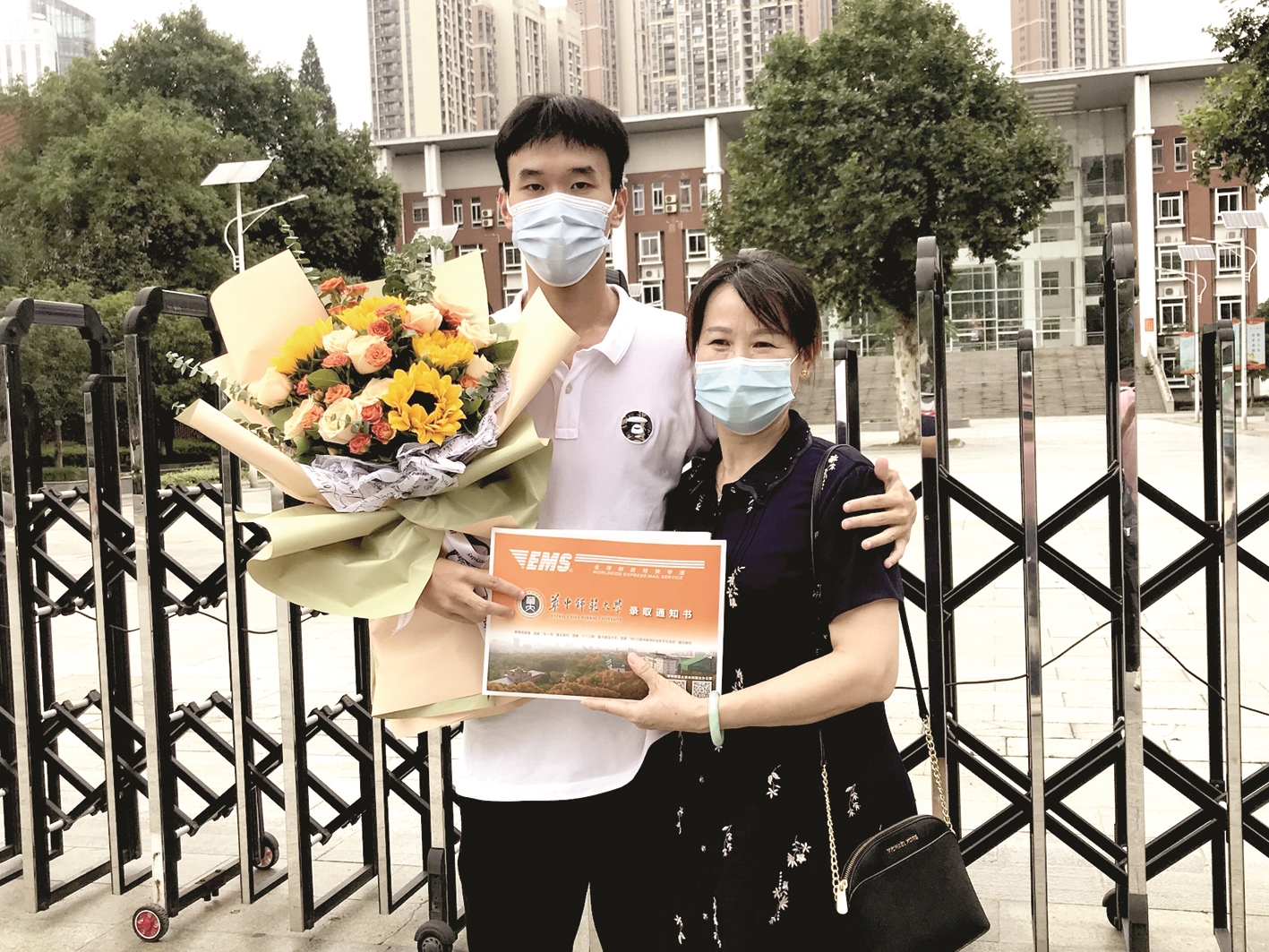 |省内首封高考录取通知书昨送达 被华师录取的体育特长生成为幸运儿