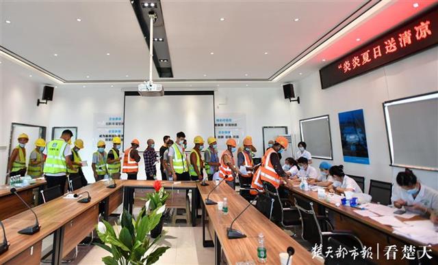 |社区医生送“清凉”到工地（组图）