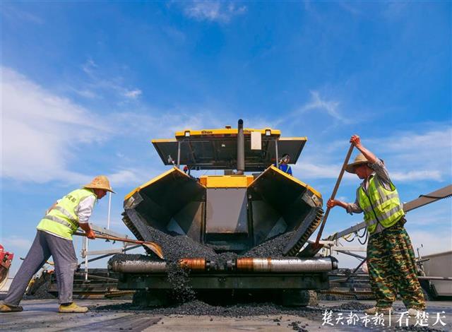 |地表温度52℃+！东四环建设者烈日下摊铺沥青，冲刺12月贯通