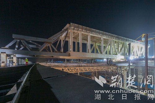 |杭绍台铁路首座跨既有线钢结构天桥顶推成功 系在鄂央企承建