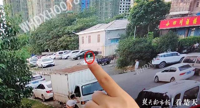 |七岁男童练胆量独自外出走失 ，民警夜间视频追踪找回