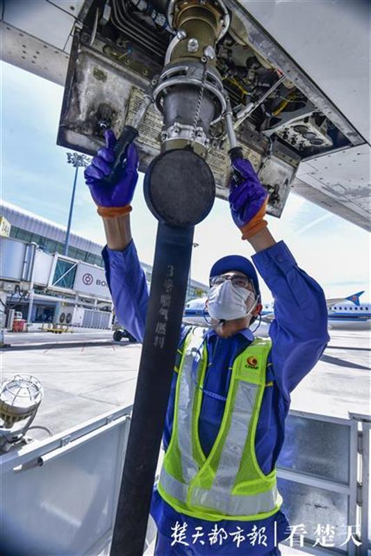 |“铁板烧”上的飞机加油员：每天与80℃发动机气浪“亲密接触”