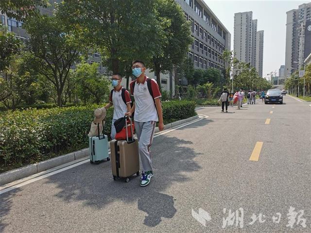 |“最长假期”结束了，全省中小学明天开学