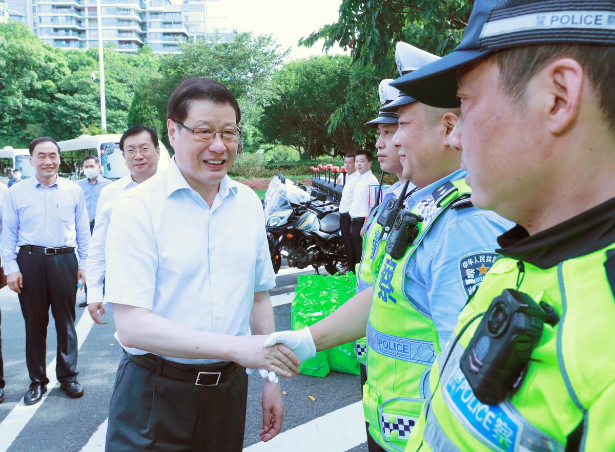 |用心用情关爱广大劳动者！应勇王晓东看望慰问高温下一线劳动者