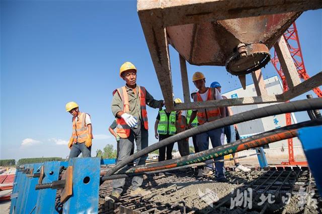 |武阳高速鄂州段首榀箱梁浇筑成功（组图）