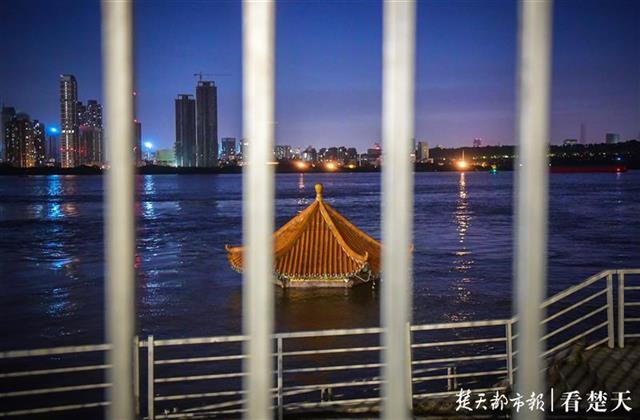 |水位跌至28米以下！黄花矶凉亭亭顶全部露出水面
