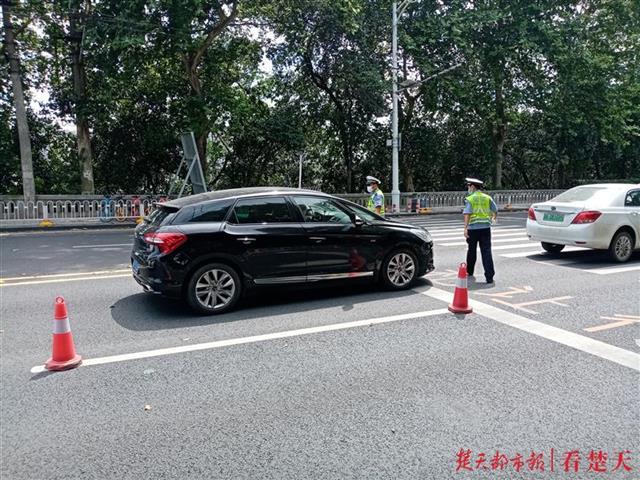 长江大桥上的“焦警”：无惧40℃高温，查纠违章闪电拖走事故车