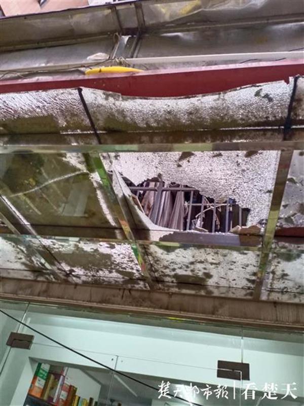 |高层瓷砖脱落砸穿一楼玻璃，物业称将进行全面排查