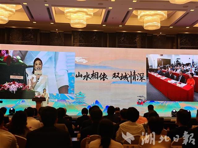 |这场“云端”相会，苗栗县长变身“带货主播”