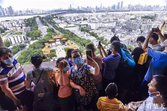 |黄鹤楼公园免费开放的首个周末，游客量激增到12000多人