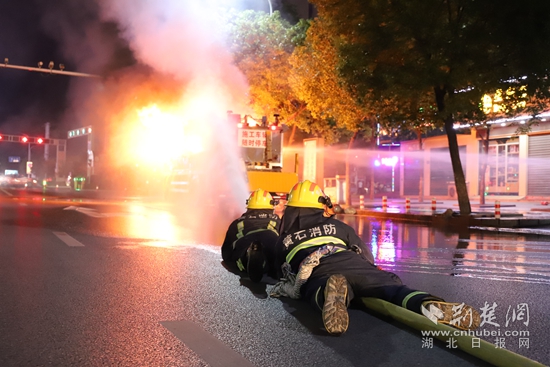 |大冶一交通标线车突发大火 消防紧急抢出12个煤气罐