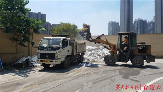 |这个垃圾堆放点，离幼儿园只有十多米！家长们忧心忡忡