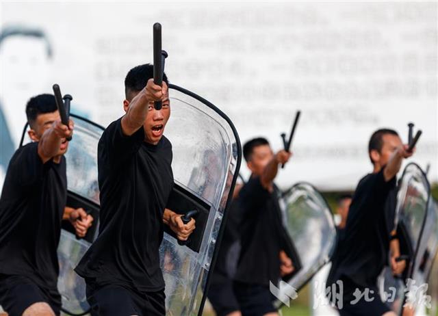 |武汉辅警头顶烈日练兵