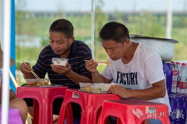 |烈日下，巡堤人坚守防汛一线（组图）