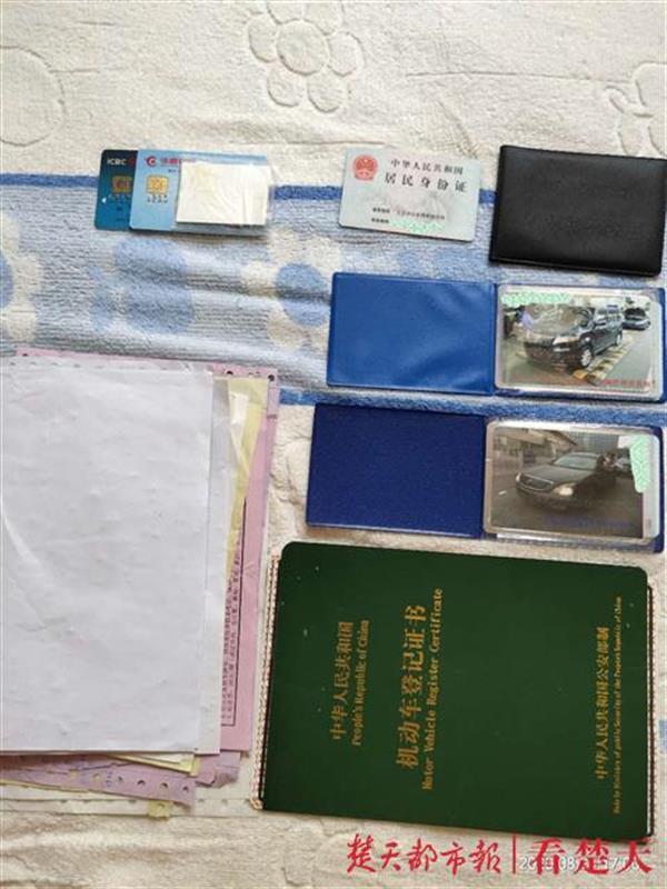 |粗心！重要文件夹放在车顶上，然后车奔上了高架桥……