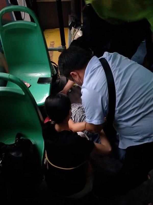|女乘客乘公交突发疾病浑身抽搐，安全员与乘客用一双筷子助其转危为安