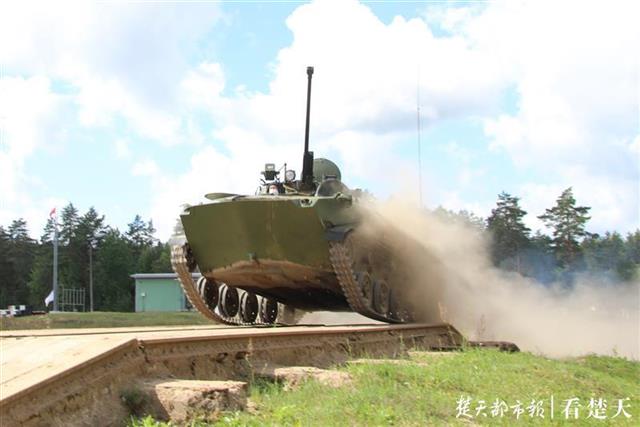|帅！首次试驾俄方战车“空降排”项目中国空降兵参赛队沙场练兵