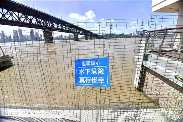 |一天补网6、7次 ，巡逻志愿者喊近百名江中游泳者上岸