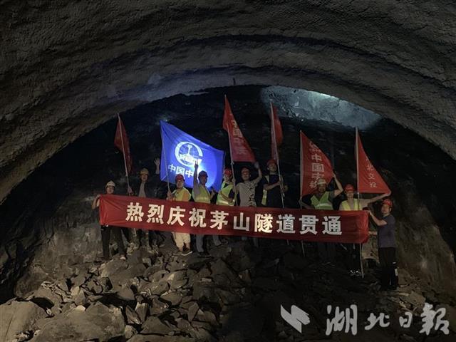 |保神高速首条长大隧道贯通 湖北力争年底“县县通高速”