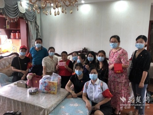 |武汉社区组织下沉党员探望慰问孤寡老人 温情关爱暖人心