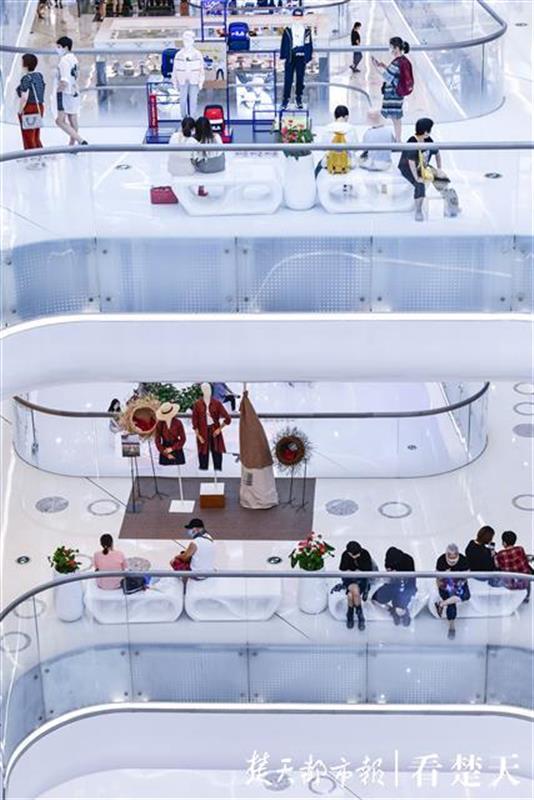 |“蹭凉族”搅热江城夏日经济