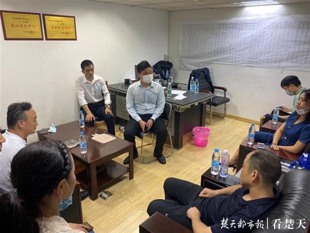 |本报曝光后，积存在国博大道上的垃圾已全部清运