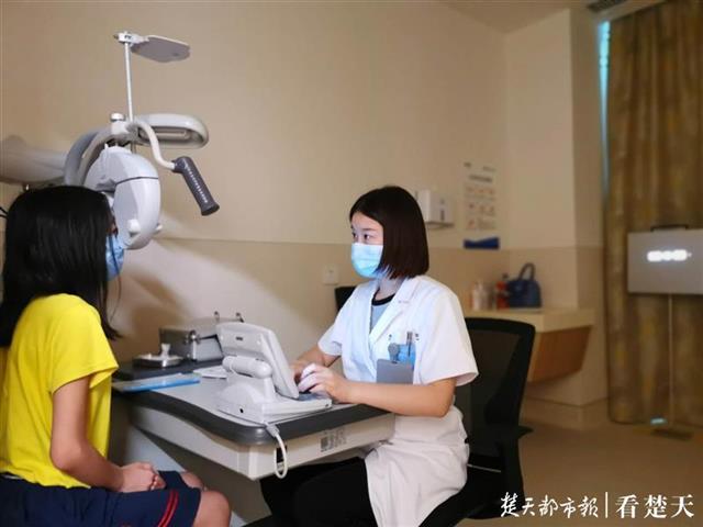 |宅家上网课、玩手机，12岁女孩双眼视力从1.2掉到0.25