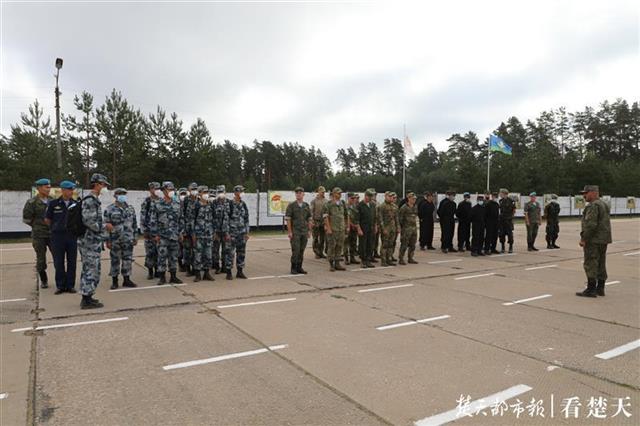 |帅！首次试驾俄方战车“空降排”项目中国空降兵参赛队沙场练兵