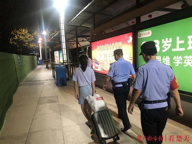 15岁女孩从浙江来武汉见网友，武铁乘警帮她安全回家
