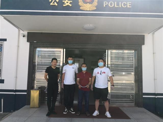 |伤人致死后隐姓埋名20载，开了餐馆当小老板内心也难安，落网后想到受害人坟前谢罪