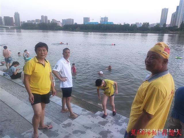 儿子不慎滑进江中，妈妈去救双双遇险！所幸，边上三位老人出手了