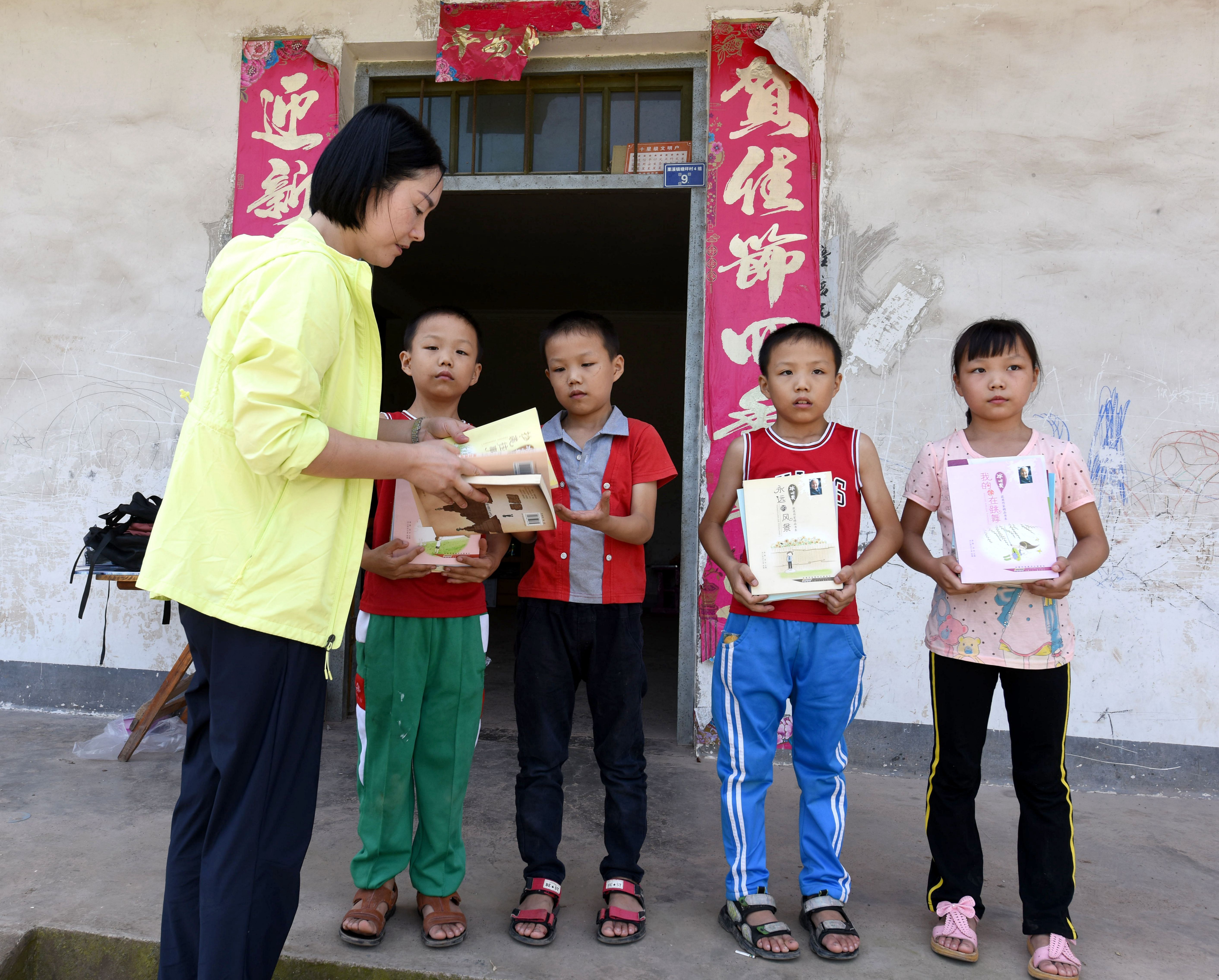 |秋季开学，爱心教师赴山村助学困难四胞胎