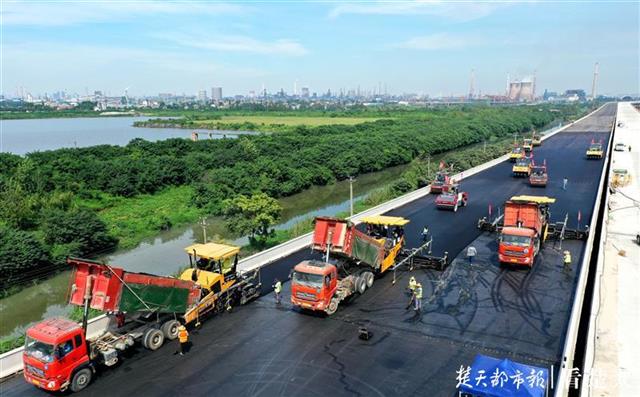 |地表温度52℃+！东四环建设者烈日下摊铺沥青，冲刺12月贯通