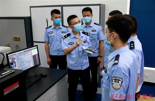 |国门卫士练就“火眼金睛”！一张纸条揪出跨国逃犯，一个背包搜出三千克麻果