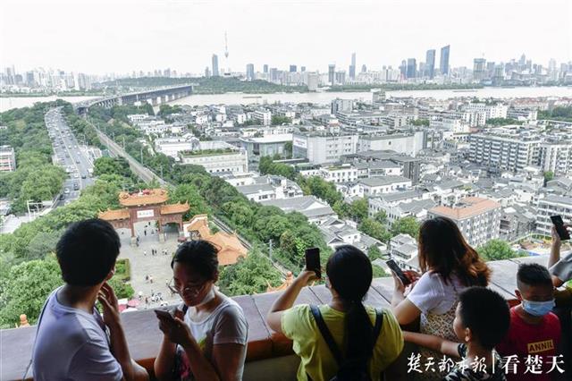 |黄鹤楼公园免费开放的首个周末，游客量激增到12000多人
